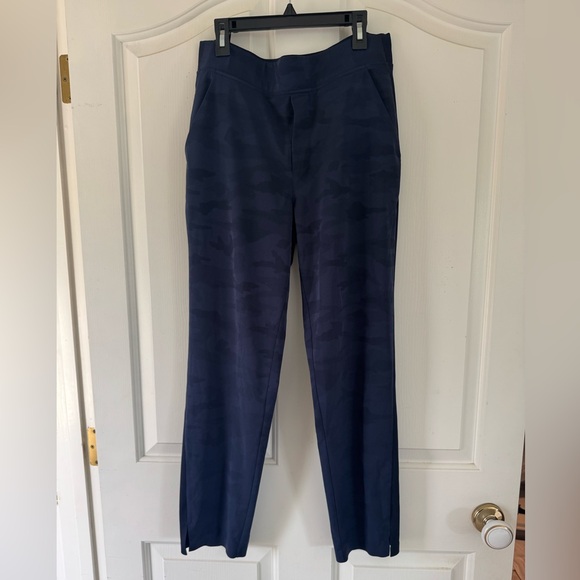 Athleta Textured Brooklyn Jogger in Navy Blue Camo size 8 lightweight - Picture 1 of 14